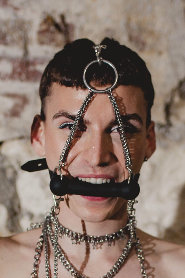 "show me your teeth" HEAD CHAIN